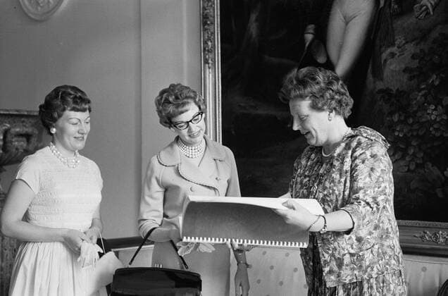 Anefo photo collection. Queen Juliana receives album with signators from residents from West-Michigan (U.S.) Wedding Gift Miss S.E. Chamberlaine, miss text broken off . June 26, 1962 Copyright: xpiemagsx pienatarchpart216092021-65690 !ACHTUNG AUFNAHMEDATUM GESCHÄTZT!