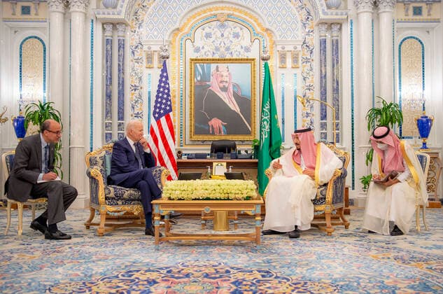 Bilder des Jahres 2022, News 07 Juli News Themen der Woche KW28 News Bilder des Tages (220715) -- JEDDAH (SAUDI ARABIA), July 15, 2022 -- Saudi King Salman bin Abdulaziz Al Saud (2nd R) meets with U.S. President Joe Biden (2nd L) at the Al-Salam Palace in Jeddah, Saudi Arabia, on July 15, 2022. Saudi Arabian leaders on Friday met with visiting U.S. President Joe Biden in the city of Jeddah to discuss bilateral relations, the (SPA) reported. ( Handout via Xinhua) SAUDI ARABIA-JEDDAH-U.S.-PRESIDENT-VISIT SaudixPressxAgency 