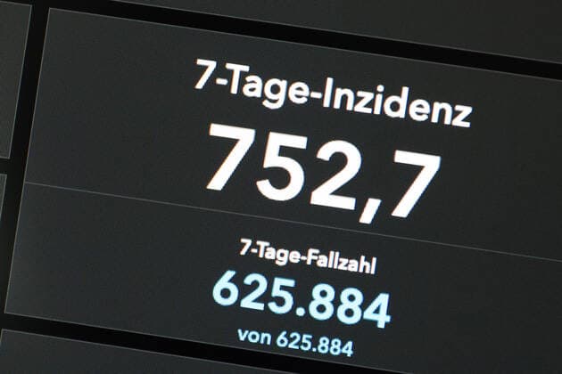 RKI dashboard, 7 day incidence is now 752.7 7 day incidence, RKI dashboard on a monitor on 16 07 2022 in Siegen Germany.
