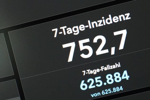 RKI dashboard, 7 day incidence is now 752.7 7 day incidence, RKI dashboard on a monitor on 16 07 2022 in Siegen Germany.