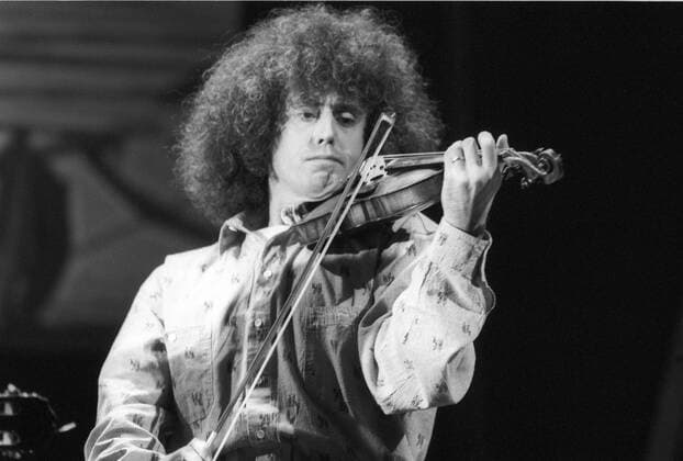 Angelo Branduardi (Musiker) 10 86 rag Angelo Branduardi am 16. Oktober 1986 in Künstler für Kinder , ZDF Hilfe - ZDF für krebskranke Kinder Kinderkrebshilfe Italien Italiener italienischer Mann Musik Gesang Sänger Gitarrist Geiger Violinist TV Fernsehen live Auftritt Bühne Show Gala italian musician singer songwriter quer halb stehend Violine Geige spielend sw *** Angelo Branduardi musician 10 86 rag Angelo Branduardi on 16 October 1986 in artist for children , ZDF help ZDF for children with cancer children cancer help Italy italian italian man music singing singer guitarist violinist TV live performance stage show gala italian musician singer songwriter cross half standing violin playing sw