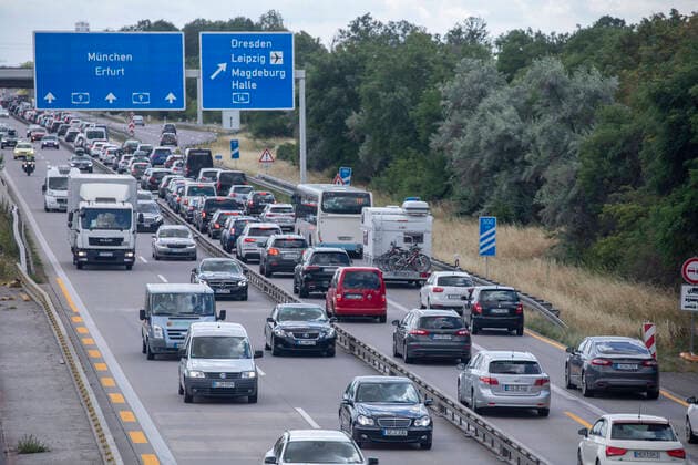 News Themen der Woche KW28 News Bilder des Tages ID 619 In weiteren fünf Bundesländern starten heute die Ferien. Dementsprechend voll wird es auf den Autobahnen. An den Knotenpunkten A 9, A 7, A 8, sowie weitere Autobahnen herrscht statt Reiselust, Reisefrust. Lange Wartezeiten an den Flughäfen lassen viele Urlauber mit dem Auto verreisen. Am Samstag ging es mancherorts schleppend voran, Kilometerlanger Stau war die Folge. Eine Staufalle war am Samstag die A 9 am Skeuditzer Kreuz. Auf Grund einer Baustelle staute sich der Verkehr kilometerlang. Über 45 Minuten Wartezeit alleine hier. Wer aus dem Norden kommt braucht daher starke Nerven. A 9 Skeuditzer Kreuz Sachsen Deutschland *** ID 619 In another five federal states, the vacations start today Accordingly, it will be crowded on the