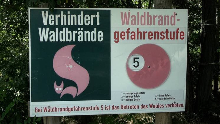 ID 620 Deutschland steuert auf eine neue Hitzewelle zu. Temperaturen von 35 ¡C bis vereinzelt 40 ¡C werden in der kommenden Woche erwartet. Die Ausgangssituation für die drohende Hitzewelle ist alles andere als ideal. In Teilen Ostdeutschlands, wie um Bad Düben, herrscht schon jetzt Waldbrandstufe 5. Das Betreten von Wäldern ist hier verboten. Mit der neuen Hitzewelle verschärft sich die Waldbrandgefahr deutlich. In immer mehr Gebiete wird daher die Waldbrandstufe 5 ausgerufen werden müssen. Der heiße Sommer und die Dürre hinterlassen schon jetzt deutliche Spuren. Bauern ernten schon jetzt ihre Felder ab. Knochentrocken und völlig ausgedörrt sind diese. Der Mai wächst schon seit einigen Wochen nicht mehr und Kastanienbäume verfärben ihre B