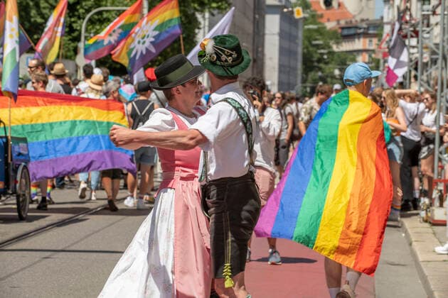 News Themen der Woche KW28 CSD 2022, CSD München, 16. Juli 2022 Deutschland, München, 16. Juli 2022, CSD 2022, CSD-PolitParade, Christopher Street Day, Teilnehmer der Gruppe D™Schwuhplattler machen ein Tänzchen auf der Frauenhoferstrasse, größte Demonstration von Lesben, Schwulen, Bisexuellen, trans*, inter* und queeren Menschen (LGBTIQ*) für gleiche Rechte und gesellschaftliche Akzeptanz im süddeutschen Raum, Motto 2022: LESS ME, MORE WE, Demozug quer durch die Münchner Innenstadt vom Mariahilfplatz über die Reichenbachbrücke, Klenzestrasse, Gärtnerplatz zum Sendlinger Tor und Oberanger, Regenbogenfahnen, Pride Week, Community, Solidarität, Demonstration, feiern, Bayern, bayerisch, Oberbayern, *** CSD 2022, CSD Munich, 16 July 2022 Germany, Munich,