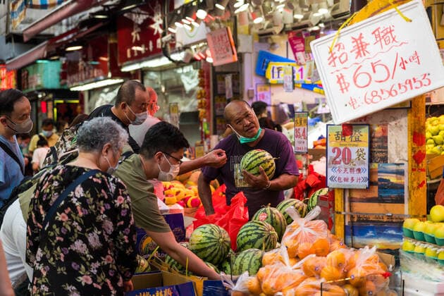 COVID-19 Emergency In Hong Kong, China Hong Kong, China, 16 Jul 2022, Customers press around a fruit shop in Yuen Long, to buy watermelons. Hong Kong China  Copyright: xMarcxFernandesx originalFilename: fernandes-hongkong220716_npKtq.jpg