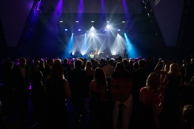 Entertainment Themen der Woche KW28 Wiesbaden Mitternachtsshow, Ball des Sports 2022, Benefizveranstaltung Sport, GER, 17.07.2022 Musikalischer Auftritt, Michael Schulte, Saenger, Mitternachtsshow, Ball des Sports 2022, Benefizveranstaltung Sport, GER, 17.07.2022, *** Wiesbaden Midnight Show, Ball des Sports 2022, Benefit Sports, GER, 17 07 2022 Musical performance, Michael Schulte, Saenger, Midnight Show, Ball des Sports 2022, Benefit Sports, GER, 17 07 2022, Copyright: xWolfgangxFrank Eibner-Pressefotox EP