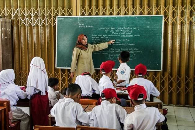 July 18, 2022, Tanjungsari, West Java, Indonesia: A teacher is seen teaching on the first day of school at SDN Neglasari, Sumedang Regency. On the first day of school, students undergo an introductory period of the school environment filled with introductions between students, teachers, and the school environment in the new school year 2022 2023. Tanjungsari Indonesia - ZUMAs281 20220718_zip_s281_034 Copyright: xAlgixFebrixSugitax