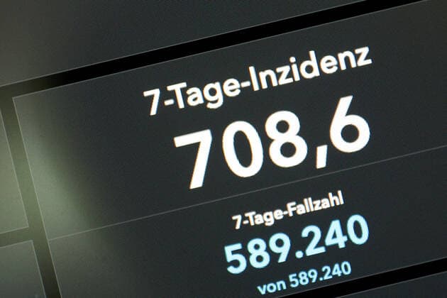 RKI dashboard, 7 day incidence is now 708.6 7 day incidence, RKI dashboard on a monitor on 18 07 2022 in Siegen Germany.