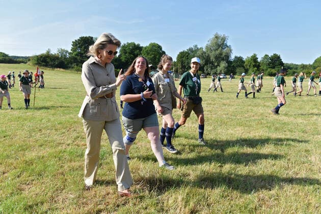 Bilder des Jahres 2022, Entertainment 07 Juli Entertainment Themen der Woche KW29 Queen Mathilde of Belgium, arrives and during a royal visit to the summer camp of Compagnie Cassiopee, of the Catholic Guides, in Lavaux-Sainte-Anne, Monday 18 July 2022. The Cassiopee Company, which belongs to the 50th Queen Astrid Unit, brings together some forty young girls aged 11 to 15, some of whom are affected of a disability. The camp is also organized in such a way as to produce zero waste .  JOHNxTHYS 37588644