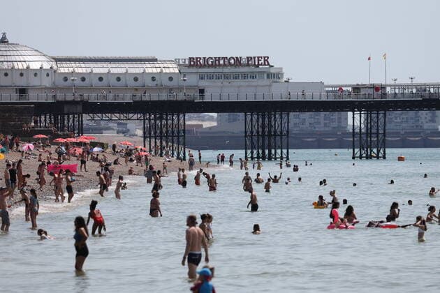 News Themen der Woche KW29 News Bilder des Tages . 18 07 2022. Brighton , United Kingdom. Visitors on Brighton beach as the UK s first ever Red extreme heat warning is issued.  xStephenxLockx xi-Imagesx IIM-23620-0040