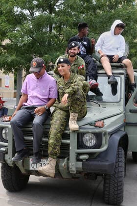 Philippine Festival In Mississauga People pose for photos with members of the Canadian Armed Forces (Canadian Army) during the Philippine Festival in Mississauga, Ontario, Canada, on July 17, 2022. Mississauga Canada  Copyright: xCreativexTouchxImagingxLtdx originalFilename: friedman-philippi220717_npm6B.jpg
