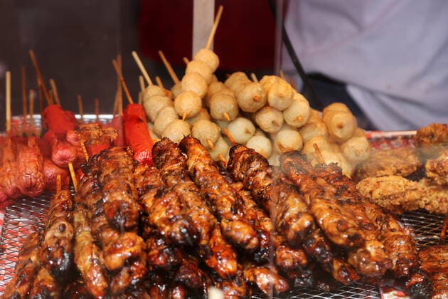 Philippine Festival In Mississauga Traditional Filipino pork kabobs along with other foods during the Philippine Festival in Mississauga, Ontario, Canada, on July 17, 2022. Mississauga Canada  Copyright: xCreativexTouchxImagingxLtdx originalFilename: friedman-philippi220717_npeEJ.jpg