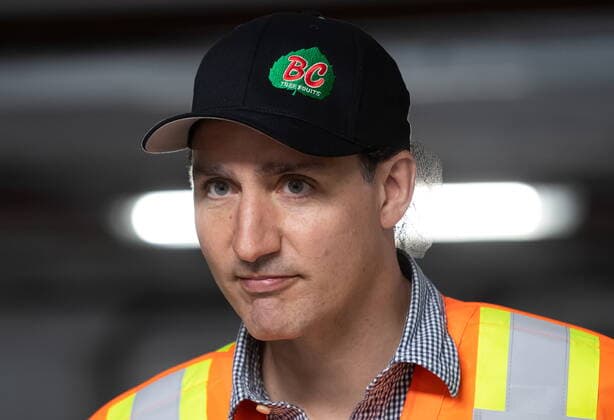 July 18, 2022, KELOWNA, BC, CANADA: Prime Minister Justin Trudeau tours the B.C. Fruit Growers packing plant in Kelowna, B.C., on Monday, July 18, 2022. KELOWNA CANADA  - ZUMAc35_ 20220718_zaf_c35_052 Copyright: xDarrylxDyckx