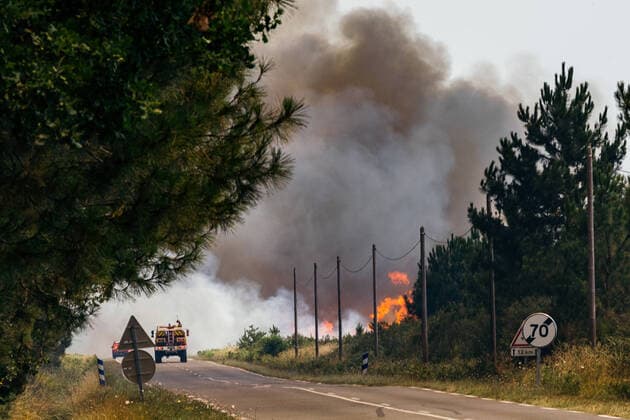 Bilder des Jahres 2022, News 07 Juli News Themen der Woche KW29 News Bilder des Tages The Fires Continue To Destroy In France In Gironde,Not far from Landuras,the fire is getting closer to the villages,like here in Hostens,the firemen are doing their best to contain the flames , in Landiras, France, on july 18, 2022. Landiras France  Copyright: xJeromexGillesx originalFilename: chobeaux-incendie220718_npkZu.jpg