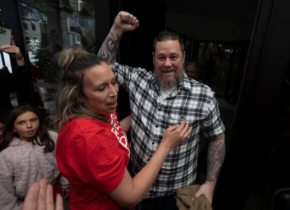 July 18, 2022, Ottawa, ON, Canada: Pat King pumps his fist in the air as he emerges from the courthouse after receiving bail, Monday, July 18, 2022 in Ottawa. Ottawa Canada  - ZUMAc35_ 20220718_zaf_c35_001 Copyright: xAdrianxWyldx