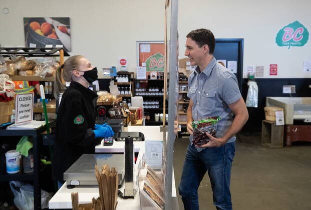 July 18, 2022, KELOWNA, BC, CANADA: Prime Minister Justin Trudeau purchases cherries after a visit to the B.C. Fruit Growers packing plant in Kelowna, B.C., on Monday, July 18, 2022. KELOWNA CANADA  - ZUMAc35_ 20220718_zaf_c35_055 Copyright: xDarrylxDyckx