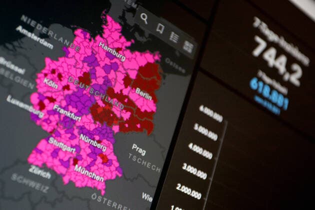 RKI dashboard, 7 day incidence is now 744.2 7 day incidence, RKI dashboard on a monitor on 19 07 2022 in Siegen Germany.