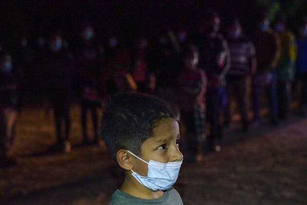 Rio Grande, Geflüchtete an der Grenze zwischen den USA und Mexiko July 19, 2022, Roma, Texas, United States: 6 year old J from Ecuador, who was suppose to meet Gladys in America , was along more then 120 undocumented migrants were arrested by the Border Patrol after crossing illegaly the Rio Grande in Roma Texas on Monday, during a week when a local U.S. border official said more than 13,000 migrants had been apprehended in the area. As the Biden administrationâ€⠢s effort to end Trump-era policies that turned away millions of asylum seekers remains stalled, large numbers of migrants continue to cross near Eagle Pass. More than 75 migrants have died during the journey in the last six months. Roma United States - ZUMAl113 20220719_zap_l113_014 Copyright: xMiguelxJuarezxLugox