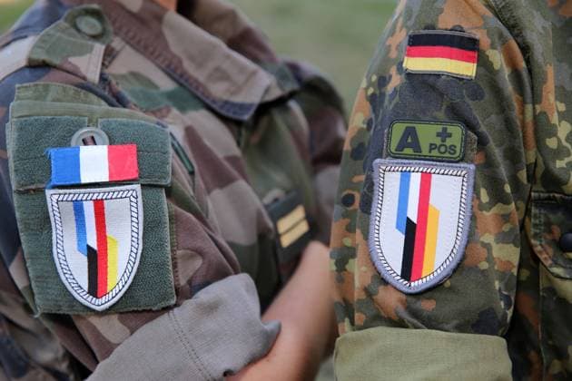 Two female soldiers of the DF Brigade with different uniforms Left corresponding to the French camouflage scheme of the Armee de Terre, right the spot camouflage scheme of the German Armed Forces German Minister of Defense Christine Lambrecht visits the German French Brigade DF Brigade in Müllheim Baden Müllheim Baden Württemberg Germany on 19 July 2022 as part
