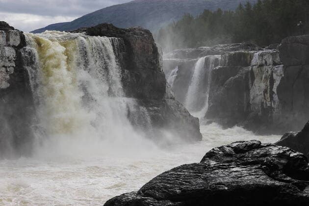 Creative Highlights World KRASNOYARSK TERRITORY, RUSSIA â€“ JULY 19, 2022: A view of the Bolshoy Kureisky Waterfall on the Putorana Plateau located about 100 km north of the Arctic Circle. Established in 1987, the Putoransky State Nature Reserve covers an area of 1 887 251 hectares and is home to 36 species of fish, 1 species of amphibians, 184 species of birds, 34 species of mammals. In 2020, it was inscribed on the UNESCO World Natural Heritage List. Sergei Karpukhin TASS  TS13ADB4