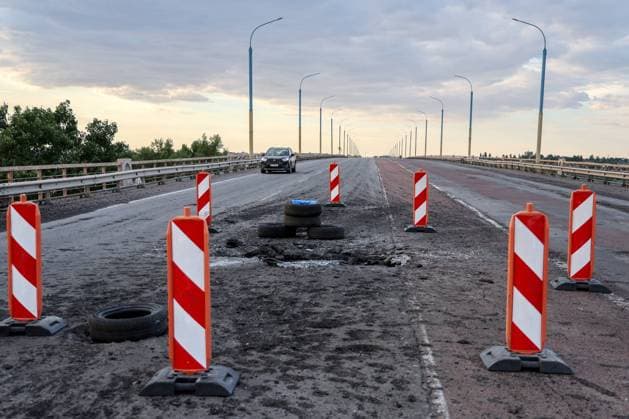 Ukraine-Konflikt, von Artillerie beschÃ¤digte BrÃ¼cke in Cherson KHERSON, UKRAINE â€“ JULY 19, 2022: A view of Antonovsky road bridge across the Dnieper River. On July 19, the Ukrainian Armed Forces hit the bridge with US-supplied HIMARS rockets. The Russian Armed Forces are carrying out a special military operation in Ukraine in response to requests from the leaders of the Donetsk People s Republic and Lugansk People s Republic for help. Sergei Bobylev TASS  TS13ADDB