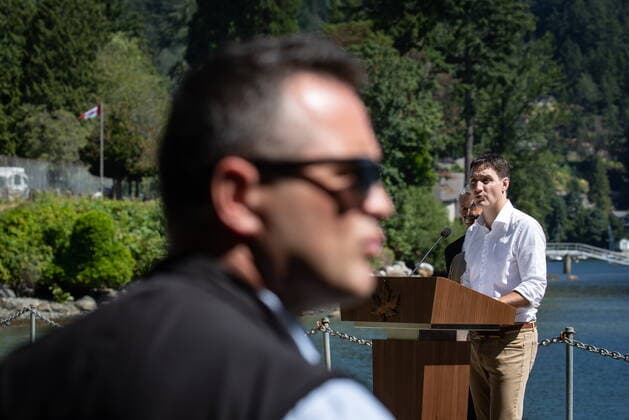 July 19, 2022, BOWEN ISLAND, BC, CANADA: Prime Minister Justin Trudeau speaks during a news conference as a member of his RCMP security detail stands by, on Bowen Island, B.C., on Tuesday, July 19, 2022. BOWEN ISLAND CANADA  - ZUMAc35_ 20220719_zaf_c35_013 Copyright: xDarrylxDyckx