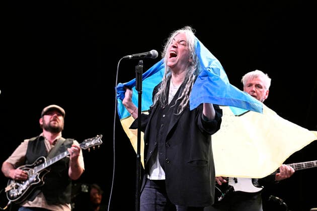 Bilder des Jahres 2022, Entertainment 07 Juli Entertainment Themen der Woche KW29 American singer and musician Patti Smith performs during her concert in Prague, Czech Republic, on July 19, 2022. On the photo Smith holds the Ukrainian flag. (CTKxPhoto MichalxKamaryt) CTKPhotoP2022071907997  kmt