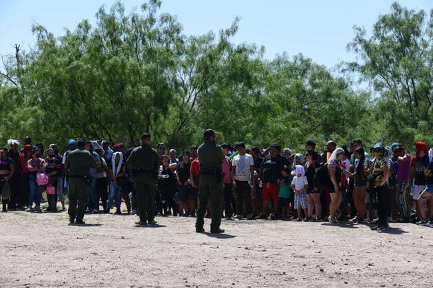 Rio Grande, Geflüchtete an der Grenze zwischen den USA und Mexiko July 19, 2022, Eagle Pass, Texas, United States: Hundreds of migrants arrive at the U.S.-Mexico border in Eagle Pass, Texas on Tuesday during a week when a local U.S. border official said more than 13,000 migrants had been apprehended in the area. As the Biden administrationÃ¢â‚¬â ¢s effort to end Trump-era policies that turned away millions of asylum seekers remains stalled, large numbers of migrants continue to cross near Eagle Pass. More than 75 migrants have died during the journey in the last six months. The migrants arriving Tuesday were detained for processing inside the U.S. border. While Biden campaigned on establishing what he called a more humane immigration policy to replace Trump-era policies, critics argue that lifting the res - ZUMAl113 20220719_zap_l113_016 Copyright: xMiguelxJuarezxLugox