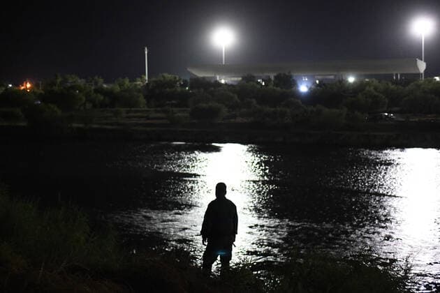Rio Grande, Geflüchtete an der Grenze zwischen den USA und Mexiko July 18, 2022, Roma, Texas, USA: A Border Patrol agent watches toward the city of Miguel Aleman across the Rio Grande, from Roma on Monday. Hundreds of migrants arrive at the U.S.-Mexico border in Eagle Pass, Texas during a week when a local U.S. border official said more than 13,000 migrants had been apprehended in the area. As the Biden administration s efforts to end Trump-era policies that turned away millions of asylum seekers remains stalled, large numbers of migrants continue to cross near Eagle Pass. More than 75 migrants have died during the journey in the last six months. Roma USA - ZUMAl113 20220718_zap_l113_002 Copyright: xMiguelxJuarezxLugox