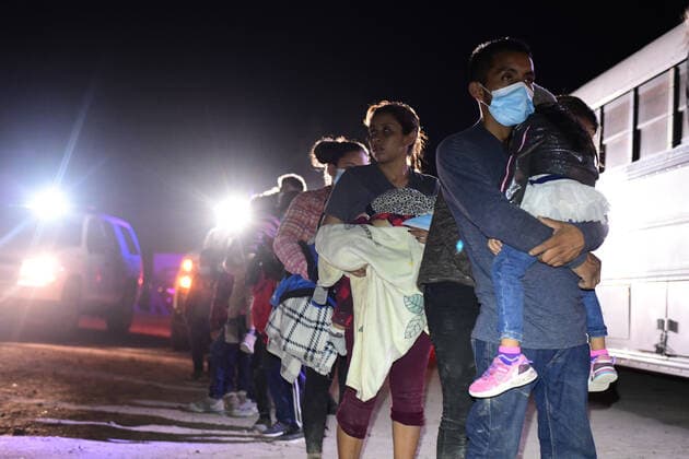Rio Grande, Geflüchtete an der Grenze zwischen den USA und Mexiko July 19, 2022, Roma, Texas, USA: More then 120 undocumented migrants were arrested by the Border Patrol after crossing the Rio Grande illegally in Roma on Monday, during a week when a local U.S. border official said more than 13,000 migrants had been apprehended in the area. As the Biden administration s efforts to end Trump-era policies that turned away millions of asylum seekers remains stalled, large numbers of migrants continue to cross near Eagle Pass. More than 75 migrants have died during the journey in the last six months. Roma USA - ZUMAl113 20220719_zap_l113_010 Copyright: xMiguelxJuarezxLugox