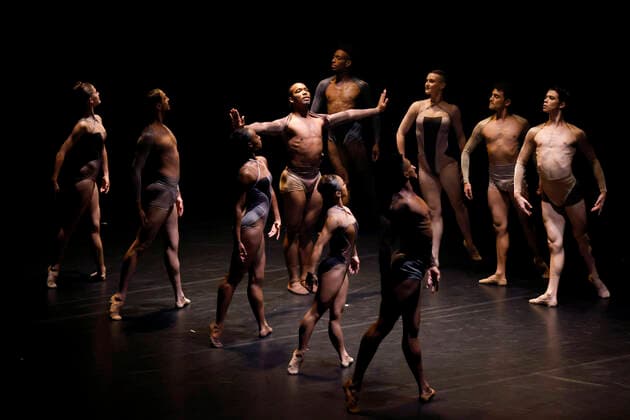 Bilder des Jahres 2022, Entertainment 07 Juli Entertainment Themen der Woche KW29 Das Complexions Contemporary Ballet aus New York zeigt seine Choreografie STAR DUST, eine Hommage an David Bowie, in der Kölner Philharmonie im Rahmen des 33. Kölner Sommerfestivals. Köln, 19.07.2022 NRW Deutschland *** The Complexions Contemporary Ballet from New York presents its choreography STAR DUST, a tribute to David Bowie, at the Kölner Philharmonie as part of the 33 Kölner Sommerfestival Cologne, 19 07 2022 NRW Germany Copyright: xChristophxHardtx