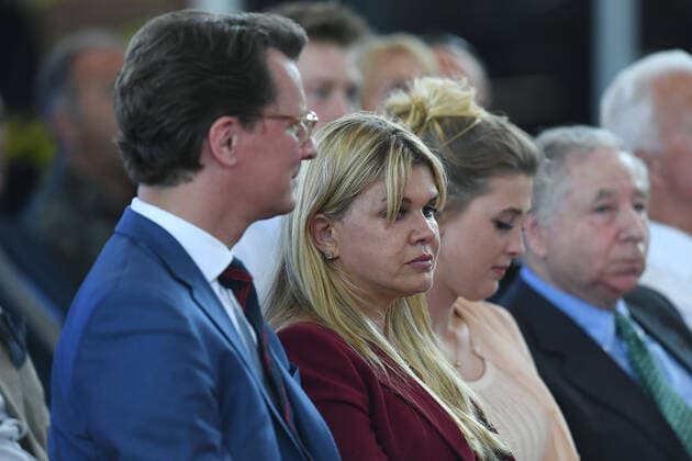 Award of the State Prize to Michael Schumacher on 20 07 2022 in the Motorworld in Cologne V l n r Hendrik Wüst Minister President NRW Corinna Schumacher Gina Schumacher Jean Todt xRx