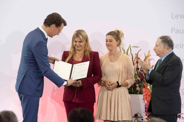 from left Hendrik WUEST, Wüst, CDU, State President of North Rhine Westphalia, Corinna SCHUACHER, Gina SCHUMACHER, with the State Prize Certificate for Michael Schumacher, Jean TODT, former Team Principal Ferrari, Red Carpet, Red Carpet Show, Arrival, Arrival, Award of the State Prize of the State of North Rhine Westphalia in Cologne on 20 07 2022