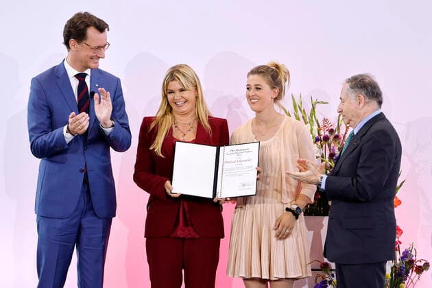 NRW Minister President Hendrik Wüst, Corinna Schumacher, wife of Michael Schumacher, daughter Gina Maria Schumacher and Jean Todt, former racing driver, at the presentation of the State Prize of the State of North Rhine-Westphalia to Michael Schumacher at Motorworld Cologne Cologne, 20 07 2022 NRW Germany Copyright: xChristophxHardtx