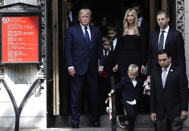 Bilder des Jahres 2022, Entertainment 07 Juli Entertainment Themen der Woche KW29 Entertainment Bilder des Tages Former US President Donald, left, and his daughter Ivanka, center and his son Eric, right, and other members of the Trump family walk behind Ivana Trump, his first wife s coffin at St. Vincent Ferrer Roman Catholic Church on Lexington Avenue on Wednesday, July 20, 2022 in New York City.  NYP202207203016 PETERxFOLEY
