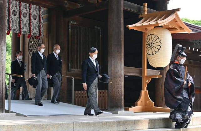 Bilder des Jahres 2022, Entertainment 07 Juli Entertainment Themen der Woche KW29 Emperor s visit to Meiji Jingu shrine Japanese Emperor Naruhito (C) visits Meiji Jingu shrine in Tokyo on July 21, 2022, ahead of the 110th anniversary of the passing of Emperor Meiji on July 30. (Pool photo)  A14AA0001317817P