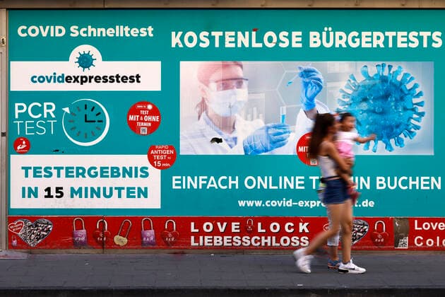 Passers-by walk past a Corona test center Since July, Corona citizen tests have been subject to a charge However, this does not apply to all groups of people Topic image, symbol image Cologne, 20 07 2022 NRW Germany Copyright: xChristophxHardtx