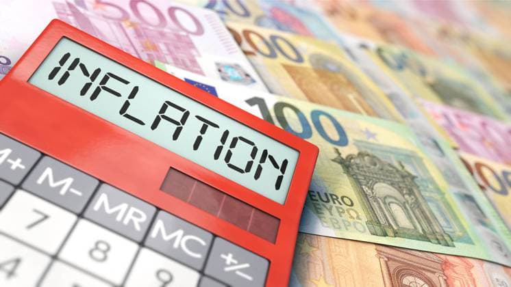 Taschenrechner mit dem Wort Inflation liegt auf Euroscheinen Symbolbild zum Thema Inflation in der Eurozone *** Calculator with the word inflation lies on euro bills symbol image about inflation in the euro zone