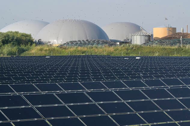 Germany, Biogas plant GERMANY, Biogas plant and solar field *** DEUTSCHLAND, Schleswig-Holstein, Reußenkoog, GP Joule Biogasanlage und Photovoltaik Anlage Bredstedt Schleswig-Holstein Germany
