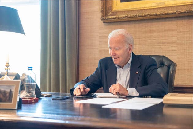 News Themen der Woche KW29 News Bilder des Tages July 21, 2022, Washington, District of Columbia, USA: United States President Joe Biden speaks on the phone from the Treaty Room in the residence of the White House in Washington, DC on Thursday, July 21, 2022. The White House said Biden is doing great. after testing positive for COVID-19 and is experiencing very mild symptoms The President received Paxlovid to provide additional protection against severe disease Washington USA - ZUMAs152 20220721_zaa_s152_022 Copyright: xAdamxSchultzx-xWhitexHousexviaxCx