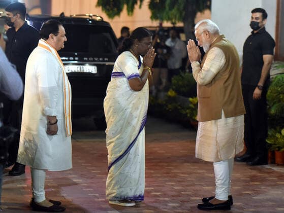 Indien, Draupadi Murmu zur neuen Präsidentin gewählt NEW DELHI, INDIA - JULY 21: Bhartiya Janta Party (BJP) President J P Nadda and prime minister Narendra Modi greets India s President elect Draupadi Murmu after her election on July 21, 2022 in New Delhi, India. 64-year-old Murmu, who defeated Opposition nominee Yashwant Sinha in the Presidential election, is the first person from Schedule Tribe and second woman to become the nation?s First Citizen and the Supreme Commander of India?s Armed Forces. (Photo by Sonu Mehta Hindustan Times) Prime Minister Narendra Modi Congratulates Presidential Elect Droupadi Murmu At Her Residence
