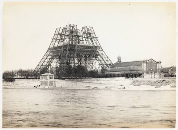 The Eiffel Tower under construction. The train station on the right. View of the Eiffel Tower under construction during the 1889 World Expo, 7th Arrondissement, Paris View of the Eiffel Tower under construction during the 1889 World Expo, Paris (VIIth Arr.) . Photography of Hippolyte Blancard (1843-1924), around 1890. Copyright: xpiemagsx parismuspie10022021-69393 !ACHTUNG AUFNAHMEDATUM GESCHÄTZT!