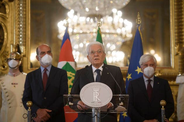 (220721) -- ROME, July 21, 2022 -- Italian President Sergio Mattarella (C) speaks at the Quirinale Palace in Rome, Italy, on July 21, 2022. Italian President Sergio Mattarella on Thursday officially dissolved the two chambers of parliament, opting for the constitutional procedure to hold early elections in the country. (Photo by Xinhua) ITALY-ROME-PRESIDENT-PARLIAMENT-DISSOLUTION AlbertoxLingria 