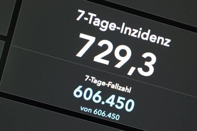 RKI dashboard, 7 day incidence is now 729.3 7 day incidence, RKI dashboard on a monitor on 22 07 2022 in Siegen Germany.
