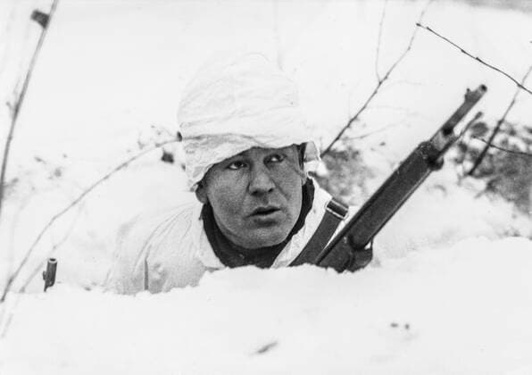 Finskt infanterist pa vakt i snön vid fronten norr om Ladoga den 9 februari 1940 under vinterkriget. Sovjets anfall mot Finland inleddes 30 november 1939 och fredsavtal slöts den 13 mars 1940. -- Finnish soldier with a gun in the snow at the front North of Ladoga February 9, 1940, during the winter war. The war started with the Russian attack November 30, 1939, and ended March 13, 1940. Finland x5600x *** Finnish infantryman on guard in the snow at the front north of Ladoga February 9, 1940, during the winter war The Soviet attack against Finland began November 30, 1939, and ended March 13, 1940 Finnish soldier with a gun in the snow at the front North of Ladoga February 9, 1940, during the winter war The war started with the Russian  Copyright: xTextx&xBilderx xSVTx VINTERKRIGET