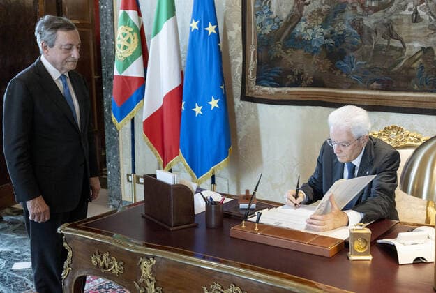 Bilder des Jahres 2022, News 07 Juli News Themen der Woche KW29 News Bilder des Tages foto IPP spgr Paolo Giandotti roma 21-07-2022 crisi di governo - dimissioni del presidente del consiglio mario draghi nella foto il Presidente della Repubblica Sergio Mattarella e il Presidente del Consiglio Mario Draghi firmano il decreto di scioglimento delle camere *** photo IPP spgr Paolo Giandotti rome 21 07 2022 government crisis resignation of the prime minister mario draghi in the photo the President of the Republic Sergio Mattarella and Prime Minister Mario Draghi sign the decree to dissolve the chambers  0