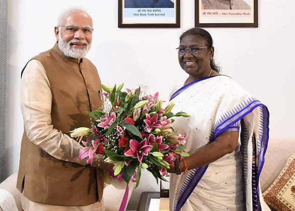 News Themen der Woche KW29 Indien, Draupadi Murmu zur neuen Präsidentin gewählt (220722) -- NEW DELHI, July 22, 2022 -- Indian Prime Minister Narendra Modi (L) extends his congratulations to Droupadi Murmu who won the presidential election in New Delhi, India, on July 21, 2022. Candidate of India s ruling National Democratic Alliance (NDA) Droupadi Murmu on Thursday won the presidential election in the South Asian country after crossing the 50 percent mark of the total votes at the third round of counting. Murmu, 64, will become the second female president and the first person from India s tribal community to occupy the country s top constitutional post after taking the oath of office on July 25. (UNI Handout via Xinhua) INDIA-NEW DELHI-MURMU-MODI-MEETING JavedxDar 