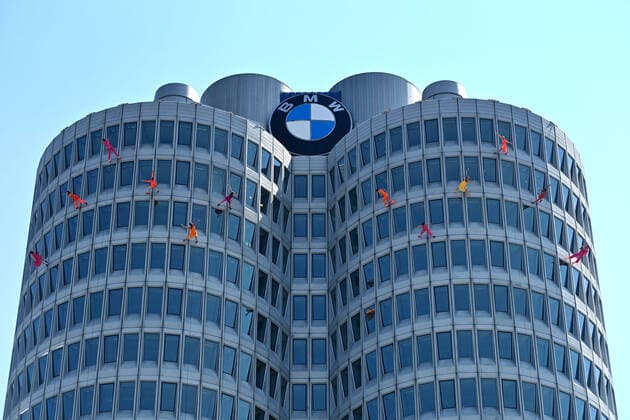 Bilder des Jahres 2022, News 07 Juli News Themen der Woche KW29 Artisten,Hochhauskletterer seilen sich ab. Jubilaeumsveranstaltung ã50 Jahre BMW HochhausÒ am 22.07.2022 in Muenchen *** Artists, high-rise climbers abseiling Jubilee event ã50 years BMW high-riseÒ on 22 07 2022 in Munich