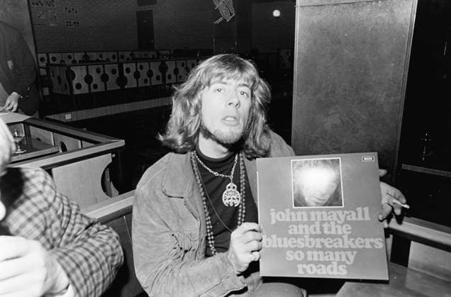 Anefo photo collection. John Mayall with his bluesbreakers in Amsterdam. John Mayall with LP So Many Roads . November 3, 1967. Amsterdam, Noord-Holland Copyright: xpiemagsx pienatarchpart316092021-18689 !ACHTUNG AUFNAHMEDATUM GESCHÄTZT!