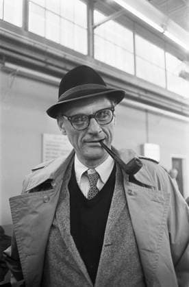 Anefo photo collection. The American playwright Arthur Miller at Schiphol. September 28, 1966. Noord-Holland, Schiphol Copyright: xpiemagsx pienatarchpart316092021-20634 !ACHTUNG AUFNAHMEDATUM GESCHÄTZT!